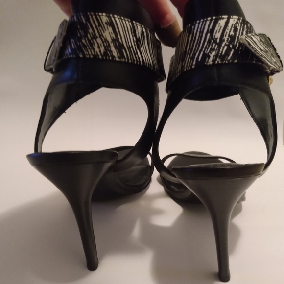 GUESS black ankle strap heels - Picture 4 of 7